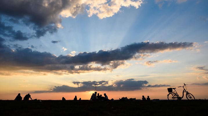 April 12, 2020: People enjoy the sunset on Easter Sunday on the plateau of the Drachenberg, a 99m high elevation in the district of Charlottenburg-Wilmersdorf in Berlin. People living in the city of Berlin have to stay in their flats or usual accommodation to contain the coronavirus, meetings of more than 2 persons are forbidden, people are asked to keep a minimum distance. - ZUMAs172 20200412zaps172010 Copyright: xJanxScheunertx