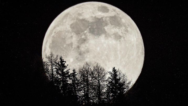Kals am Grossglockner THEMENBILD - der Supermond ueber Kals am Grossglockner, aufgenommen am 07. April 2020, Oesterreich // the super moon over Kals am Grossglockner on Tuesday April 7, 2020, Austria. *** Kals am Grossglockner THEME IMAGE the super moon over Kals am Grossglockner, taken on 07 April 2020, Austria the super moon over Kals am Grossglockner on Tuesday April 7, 2020, Austria PUBLICATIONxNOTxINxAUT EPgro