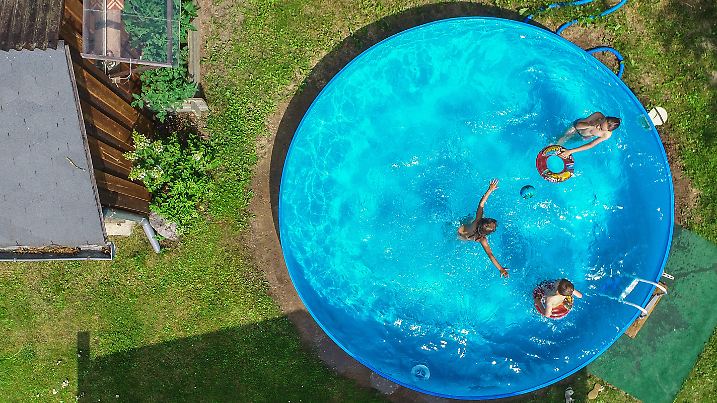 ARCHIV - 09.07.2017, Brandenburg, Petersdorf: Kinder planschen in einem Garten im Pool. (Luftaufnahme mit einer Drohne, zu dpa «Unsichtbare Gefahr im Gartenpool» vom 10.06.2018) Foto: Patrick Pleul/dpa-Zentralbild/dpa +++ dpa-Bildfunk +++