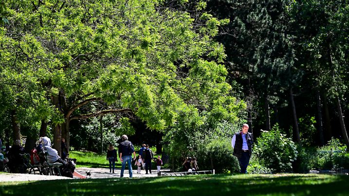 Les Parisiens peuvent a nouveau se promener flaner et s allonger sur les pistes et pelouses du bois de Vincennes NEWS : reouverture du Bois de Vincennes - Paris - 14/05/2020 JBAutissier/Panoramic PUBLICATIONxNOTxINxFRAxITAxBEL 