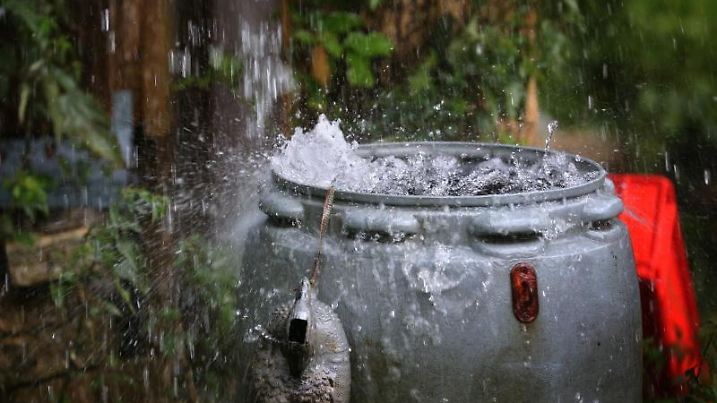 Regenwasser fällt in eine Regentonne