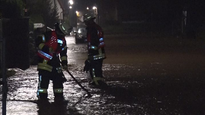 13.06.2020, Th·ringen, Felchta: Feuerwehrleute arbeiten auf einer nach einem Unwetter überfluteten Straße. Heftige Unwetter haben in der Nacht zu Sonntag in Thüringen Straßen überflutet und Keller unter Wasser gesetzt. (Bestmögliche verfügbare Qualität) Foto: Bernd März/dpa-Zentralbild/dpa +++ dpa-Bildfunk +++