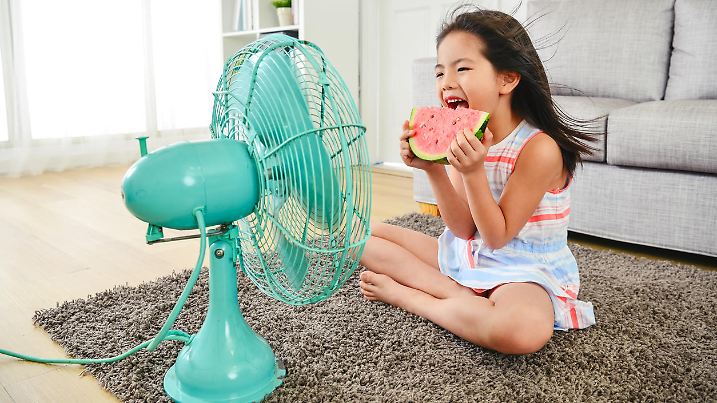Kind vor Ventilator
