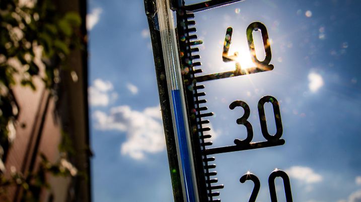 Illustration - 26.07.2018, Hessen, Frankfurt am Main: Ein Thermometer an einer Hauswand klettert am Nachmittag in Richtung der 40-Grad-Marke. Foto: Frank Rumpenhorst/dpa +++ dpa-Bildfunk +++