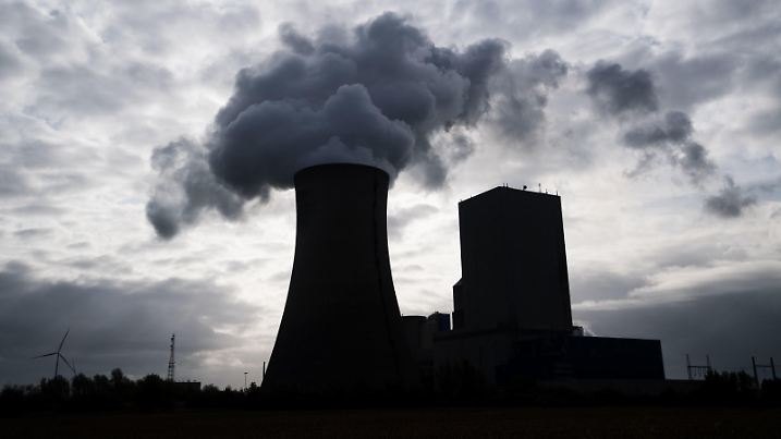 ARCHIV - 19.09.2019, Niedersachsen, Hohenhameln: Dampf steigt vom Kohlekraftwerk Mehrum auf. (Zu dpa "Bericht: Menge an Treibhausgasen in der Atmosphäre nimmt weiter zu") Foto: Julian Stratenschulte/dpa +++ dpa-Bildfunk +++