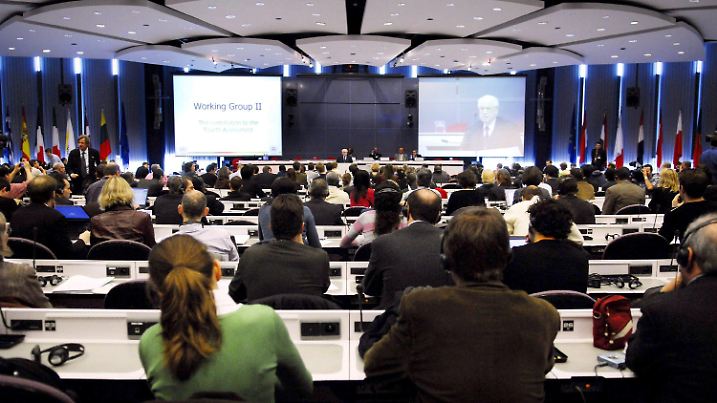 Presentation of the Working Group II contribution to the 'Climate Change 2007' Assessment Report of the Intergovernmental Panel on Climate Change (IPCC) at EU headquarters in Brussels, Friday 06 April 2007. EPA/ERIC VIDAL BELGIUM OUT +++(c) dpa - Bildfunk+++