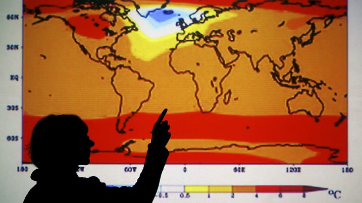 ARCHIV - Eine Mitarbeiterin des Instituts für Klimaforschung (PIK) in Potsdam erläutert an einer Computersimulation das Szenario der globalen Erwärmung zwischen den Jahren 1900 und 3000 (Archivfoto vom 25.01.2005). Der Klimarat der Vereinten Nationen (IPCC, Intergovernmental Panel on Climate Change) präsentiert seinen vierten Klimabericht in drei Teilen. Die Grundaussage der Forscher ist immer dieselbe: Der Mensch verstärkt den Treibhauseffekt, erhitzt den Planeten mit unabsehbaren Folgen und muss entschieden gegensteuern. Foto: Michael Hanschke dpa/lbn (zu dpa-Hintergrund: "Der vierte UN-Klimabericht - Ein Report, drei Teile, eine Warnung" vom 22.02.2007) +++(c) dpa - Bildfunk+++