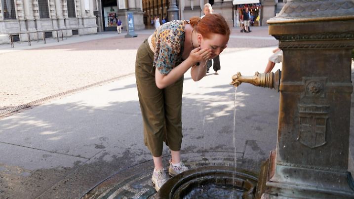 Hitzewelle in Italien, Eindrücke aus Mailand Milan, Coronavirus, Phase 3, People cool off by bathing their faces in the heat at the fountain in Piazza Scala Duilio Piaggesi/Fotogramma, Milan - 2020-07-30 p.s. la foto e utilizzabile nel rispetto del contesto in cui e stata scattata, e senza intento diffamatorio del decoro delle persone rappresentate PUBLICATIONxINxGERxAUTxONLY Copyright: xDuilioxPiaggesix/xFOTOGRAMMAx