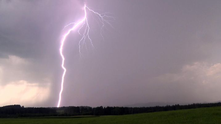 01.08.2020, Baden-Württemberg, Kißlegg: Ein Blitz erhellt den Himmel (Standbild aus einem Video). Nach der Hitze der vergangenen Tage macht der Sommer in Baden-Württemberg eine kurze Pause. Foto: Bernd März/dpa +++ dpa-Bildfunk +++