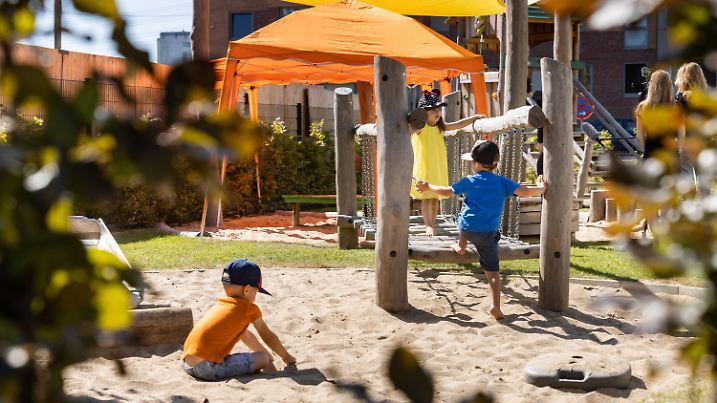 06.08.2020, Hamburg: Kinder der Kita Jenfelder Au in Hamburg dürfen endlich wieder auf ihren Spielplatz gehen. Heute startet in der Hansestadt der Kita-Regelbetrieb für rund 90.000 Kita-Kinder, die wieder in die Einrichtungen gehen und dort die volle Zeit betreut werden können. Foto: Ulrich Perrey/dpa +++ dpa-Bildfunk +++