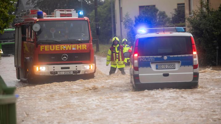 200811 Unwetter. Schon wieder schwere Unwetter in Sachsen. Diesmal ist die Gegend um Chemnitz betroffen. Hochwasseralarm im Ort Auerswalde. Über 100 Liter auf dem Quadratmeter in nur einer Stunde lies den Bach über die Ufer treten. Das Wasser steht über einen halben Meter hoch auf den Straßen. Gullydeckel wurden heraus gesprengt. Die Feuerwehr ist machtlos, können aktuell nur zu schauen. Die A 4 in Richtung Chemnitz aus Dresden kommend ist kurz vor dem Auerswalder Blick blockiert. Sie steht teilweise unter Wasser. Auch Hagel ist gefallen. Die Ortschaft Auerswalde wurde abgeriegelt. Auerswalde Sachsen Deutschland *** 200811 Storms Again heavy storms in Saxony This time the area around Chemnitz is affected Flood alarm in the village of