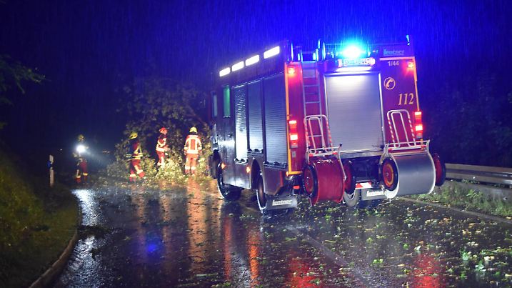 Unwetter bei Gaildorf, Feuerwehrkräfte im Einsatz bei Gaildorf in der Nacht des 12.08.2020. Zahlreiche Straßen und Keller wurden liefen voll, Bäume stürzten um. Auf der Landesstraße zwischen Mittelrot und Fichtenberg hagelte es tausende Hagelkörner. Gaildorf Baden-Württemberg Deutschland Gaildorf *** Storm near Gaildorf, fire brigade on duty near Gaildorf in the night of 12 08 2020 Numerous streets and cellars were filled up, trees toppled over On the state road between Mittelrot and Fichtenberg it hailed thousands of hailstones Gaildorf Baden Württemberg Germany Gaildorf Copyright: xonw-imagesx/xMarvinxKossx