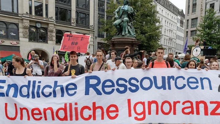Demonstranten halten ein Transparent mit der Aufschrift "Endliche Ressourcen. Foto: Markus Scholz