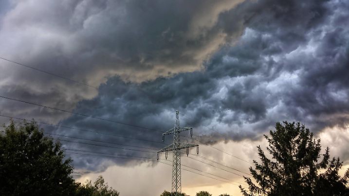 July 1, 2020, Munich, Bavaria, Germany: Dark, ominous storm clouds hover over Munich bringing thunder, lighting, and rain behind. Munich Germany - ZUMAb160 20200701_zbp_b160_001 Copyright: xSachellexBabbarx 