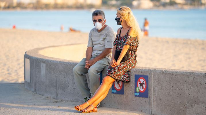 Mallorca und die anderen Balearischen Inseln Ibiza, Menorca, Formentera und Cabrera führen zum 12. Juli 2020 eine verschäfte Maskenpflicht ein Szenen aus dem Parc de la Mar in Palma de Mallorca vom 11. Juli 2020 -Mallorca und die anderen Balearischen Inseln Ibiza, Menorca, Formentera und Cabrera führen zum 12. Juli 2020 eine verschäfte Maskenpflicht ein Szenen aus dem Parc de la Mar in Palma de Mallorca vom 11. Juli 2020 -, Mallorca Belearen Spanien Palma *** Majorca and the other Balearic Islands Ibiza, Menorca, Formentera and Cabrera will be subject to a compulsory masking on 12 July 2020 a scene from the Parc de la Mar in Palma de Mallorca on 11 July 2020 Majorca and the other Balearic Islands Ibiza, Menorca, Formentera and 