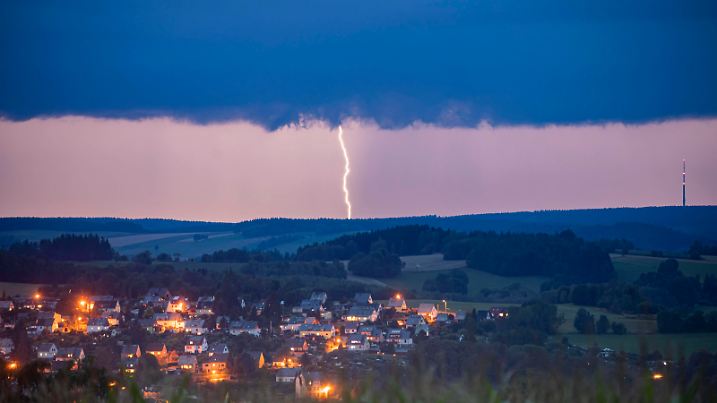 200818 Gewitter. Blitzgewitter am Abend im Erzgebirge Potz Blitz Einige Gewitter zogen am heutigen Dienstag über Sachsen hinweg. Diese waren teilweise recht blitzintensiv. Die Gewitter waren an einem Trog gebunden. Dieser ist rückseitig einer Kaltfront zu finden. Im April entstehen hier immer zahlreiche Schauer typisches Aprilwetter eben, im Sommer blitzintensive Gewitter, die meist keine Unwetter aufweisen. Gegen 22 Uhr zog ein Troggewitter über Annaberg-Buchholz hinweg. Mit einigen tollen Blitzentladungen. Im Bild: Blitzentladung über Annaberg-Buchholz, Stadtteil Buchholz Annaberg-Buchholz Sachsen Deutschland *** 200818 thunderstorms lightning thunderstorms in the evening in the Erzgebirge Potz Blitz Some thunderstorms