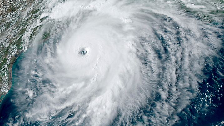 HANDOUT - 26.08.2020, ---: Dieses von der NOAA bereitgestellte GOES-16-GeoColor-Satellitenbild zeigt den Hurrikan «Laura» über dem Golf von Mexiko. Der Hurrikan der sich auf die US-Küste zubewegt, gewinnt weiter an Stärke. US-Meteorologen erwarten, dass der Wirbelsturm rasch die Stärke vier von fünf erreicht und damit ein extrem gefährlicher Hurrikan wird, wie aus einem Tweet des Nationalen Hurrikanzentrums (NHC) hervorging. Foto: Uncredited/NOAA/AP/dpa - ACHTUNG: Nur zur redaktionellen Verwendung im Zusammenhang mit der aktuellen Berichterstattung und nur mit vollständiger Nennung des vorstehenden Credits +++ dpa-Bildfunk +++