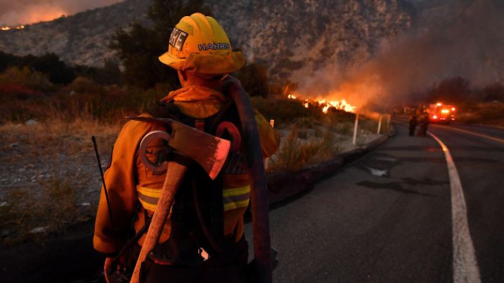 09.09.2020, USA, Forest Falls: Ein Feuerwehrmann beobachtet einen Waldbrand in der Nähe des Highway 38. Foto: Will Lester/Orange County Register via ZUMA/dpa +++ dpa-Bildfunk +++
