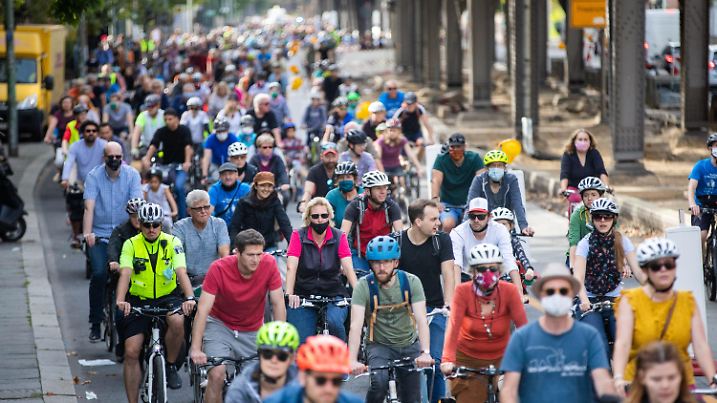 19.09.2020, Berlin: Teilnehmer einer Fahrraddemonstration unter dem Motto «Rauf aufs Rad für die nächste Generation» fahren über die Gitschiner Straße in Berlin-Kreuzberg. Mit der Kreisfahrt rund um das Berliner Stadtzentrum fordert der Allgemeine Deutsche Fahrrad-Club (ADFC) eine Stadt, in der auch Familien und Kinder sicher mit dem Rad unterwegs sind, sowie mehr Pop-Up-Radwege. Foto: Christoph Soeder/dpa +++ dpa-Bildfunk +++