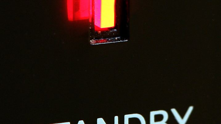 ARCHIV - Eine Leuchtdiode leuchtet an einem Fernseher, der auf "Standby" geschaltet ist, Archivbild vom 11.12.2005. Die Grünen-Fraktionschefin im Bundestag, Renate Künast, hat in der Klima-Diskussion ein Verbot von Stand-by-Schaltern an Elektrogeräten gefordert. Man sollte ein Datum festlegen, von dem an keine Geräte mehr mit einer solchen Schaltung verkauft werden dürfen, sagte sie dem «Mannheimer Morgen». Technisch sei die Umstellung einfach machbar. Wenn man alle Stand-by-Schalter in Deutschland abschaffen würde, könne man auf den Strom von zwei Atomkraftwerken verzichten, so Künast. Die Funktion ziehe unnötig Strom. Der Bürger spüre die Entlastung spätestens bei der nächsten Stromrechnung. Foto: Patrick Pleul dpa/lbn (zu dpa 4051 vom 13.03.2007) +++(c) dpa - Bildfunk+++