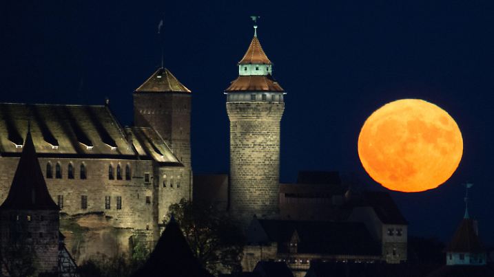 ARCHIV - 14.11.2016, Bayern, Nürnberg: Der Vollmond geht hinter der Kaiserburg auf. Foto: Timm Schamberger/dpa +++ dpa-Bildfunk +++