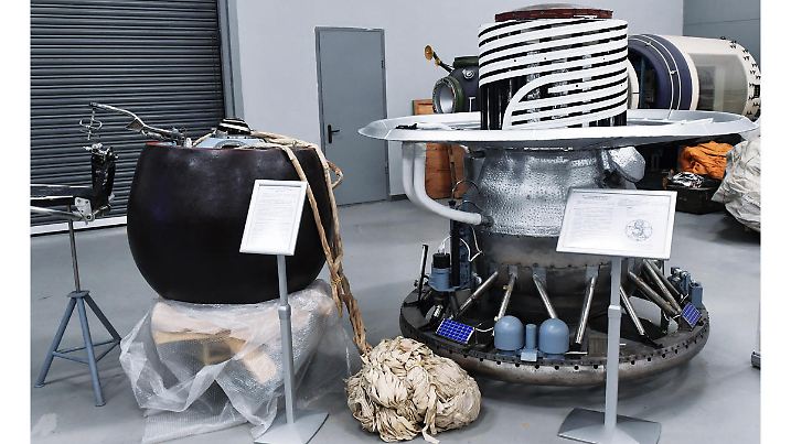 Modelle der Venera-Missionen 7 (links) und der Venera 9 stehen als Ausstellungsstücke im Lavochkin Raumfahrtunternehmen in Moskau.