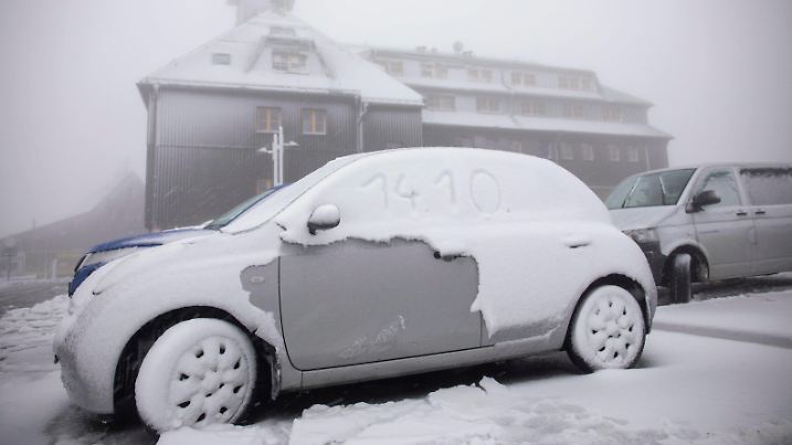  201014 Schnee. Goldenes Oktoberwetter Fehlanzeige Der Oktober zeigt bisher wie er auch kann. Kühl, bewölkt und seit dem Dienstagabend auch regnerisch. Ein sogenanntes Vb-Tief bringt uns bis Mittwochabend reichlich Niederschlag. Über 50 Liter auf dem Quadratmeter sind möglich. Dabei braucht die Natur den Niederschlag sehr dringend. Der Boden ist trockentrocken. Das Regendefizit wird dadurch aber nicht aufgeholt. Doch nicht nur Regen, sondern auch Schnee hat Tief Gisela im Gepäck. Ein kleines Winterintermezzo gab es in der Nacht auf dem Fichtelberg. Bei Temperaturen um die 0 C fiel immer wieder Schnee. Autos waren mit einer dünnen Schneedecke bedeckt. Stürmische Böen sorgten bei dichtem Nebel für ein Flockenwirbel. Sommerreifen s