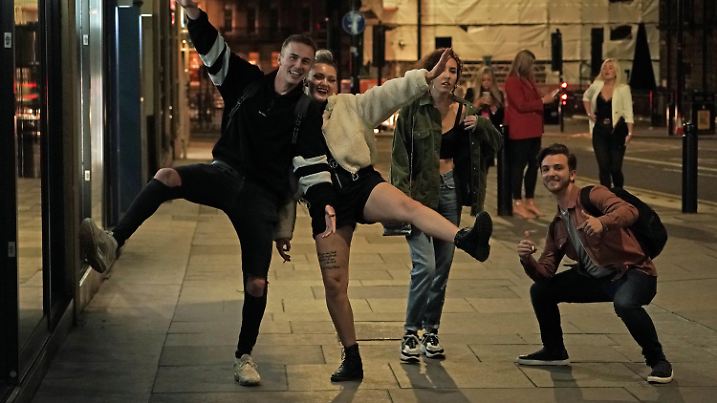 11.09.2020, Großbritannien, Newcastle: Junge Leute amüsieren sich in der Innenstadt von Newcastle bei Nacht. Aus Sorge vor einer zweiten Coronawelle werden in England Versammlungen mit mehr als sechs Menschen bis auf Weiteres untersagt. Bislang dürfen sich noch 30 Personen treffen. Die neue Obergrenze soll ab dem 14. September gelten. Sie betrifft Treffen in den eigenen vier Wänden und im öffentlichen Raum. Foto: Owen Humphreys/PA Wire/dpa +++ dpa-Bildfunk +++