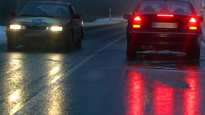 Die Lichter von Autos spiegeln sich im Glatteis am frühen Donnerstagmorgen (12.01.2006) auf einer Straße nahe dem brandenburgischen Petershagen im Landkreis Märkisch-Oderland. Eine in der Nacht von Westen heranziehende Regenfront und der vielerorts gefrorene Boden verwandelten die Straßen auch in Brandenburg in gefährliche Rutschbahnen. Foto: Patrick Pleul/lbn +++(c) ZB-FUNKREGIO OST - Honorarfrei nur fuer Bezieher des ZB-Regiodienstes+++ | Verwendung weltweit
