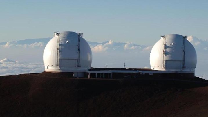 Der Mauna Kea ist ein Ort, der Astrologen glücklich macht. Mit riesigen Teleskopen richten sie ihren Blick von dort ins Weltall. Die Observatorien locken auch Touristen an. Foto: Big Island Visitors Bureau