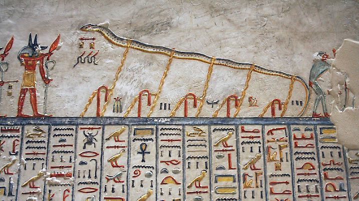 Apophis (als Schlange dargestellt) ist der ägyptische Gott des Chaos und der Finsternis .