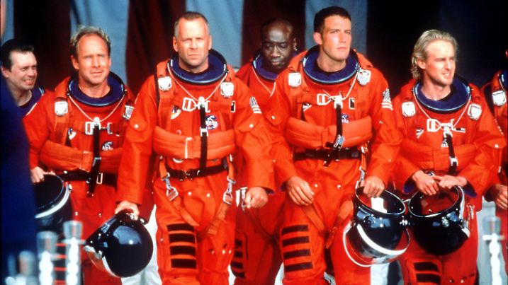 Ölbohrexperte Harry S. Stamper (Bruce Willis 3.v.l) und seine Crew in einer Filmszene des Weltraumthrillers "Armageddon - Das jüngste Gericht". Stamper soll zusammen mit seinem zwölfköpfigem Team in einer spektakulären Aktion die Erde retten: Ein Asteroid von der Größe des US-Staates Texas, der auf die Erde zurast, soll angebohrt und von innen heraus mit einem nuklearen Sprengkopf gesprengt werden. Bei der Mission verläuft jedoch nicht alles nach Plan, und die Zeit drängt... Kinostart: 16.7.1998