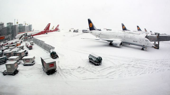A picture dated 24 December 2010 shows a view of snow-covered Düsseldorf Airport, in Germany. The airport resumed its activity but Germany is still in chaos due to the intensity of snowfall in the last hours. Photo: Roland Weihrauch/dpa