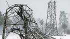 Umgeknickte Strommasten stehen am 28.11.2005 auf einem Feld bei Laer in der Nähe von Münster (Archivbild). Nach den Stromausfällen und Mast- Zusammenbrüchen im Münsterland gerät der Energieversorger RWE durch Berichte über angebliche Material-Schwächen unter Druck. Nach einem Bericht des Nachrichtenmagazins «Der Spiegel» soll der Konzern RWE seit Jahren über Sicherheitsmängel im Hochspannungsnetz informiert gewesen sein. Wie das Blatt unter Berufung auf interne Papiere aus dem Jahr 2003 meldet, hätten bis zu 60 Prozent aller RWE-Hochspannungsmasten Materialfehler aufgewiesen. Foto: Franz-Peter Tschauner  dpa (zu dpa Jahresrückblick vom 07.12.2005) +++(c) dpa - Bildfunk+++