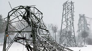 Umgeknickte Strommasten stehen am 28.11.2005 auf einem Feld bei Laer in der Nähe von Münster (Archivbild). Nach den Stromausfällen und Mast- Zusammenbrüchen im Münsterland gerät der Energieversorger RWE durch Berichte über angebliche Material-Schwächen unter Druck. Nach einem Bericht des Nachrichtenmagazins «Der Spiegel» soll der Konzern RWE seit Jahren über Sicherheitsmängel im Hochspannungsnetz informiert gewesen sein. Wie das Blatt unter Berufung auf interne Papiere aus dem Jahr 2003 meldet, hätten bis zu 60 Prozent aller RWE-Hochspannungsmasten Materialfehler aufgewiesen. Foto: Franz-Peter Tschauner dpa (zu dpa Jahresrückblick vom 07.12.2005) +++(c) dpa - Bildfunk+++