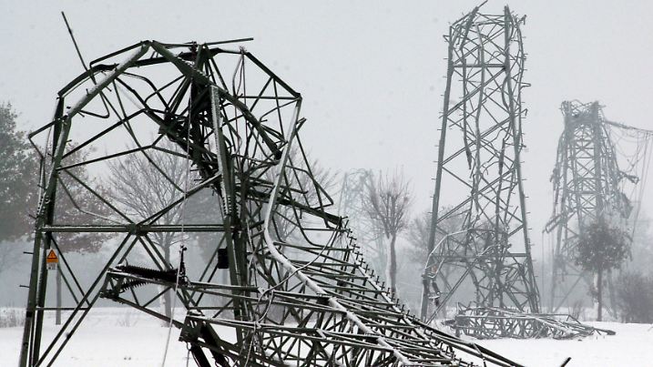 Umgeknickte Strommasten stehen am 28.11.2005 auf einem Feld bei Laer in der Nähe von Münster (Archivbild). Nach den Stromausfällen und Mast- Zusammenbrüchen im Münsterland gerät der Energieversorger RWE durch Berichte über angebliche Material-Schwächen unter Druck. Nach einem Bericht des Nachrichtenmagazins «Der Spiegel» soll der Konzern RWE seit Jahren über Sicherheitsmängel im Hochspannungsnetz informiert gewesen sein. Wie das Blatt unter Berufung auf interne Papiere aus dem Jahr 2003 meldet, hätten bis zu 60 Prozent aller RWE-Hochspannungsmasten Materialfehler aufgewiesen. Foto: Franz-Peter Tschauner dpa (zu dpa Jahresrückblick vom 07.12.2005) +++(c) dpa - Bildfunk+++