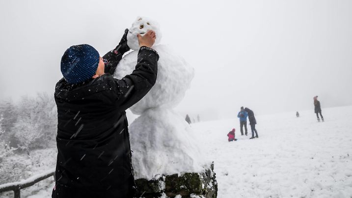 Bilder des Tages Wintereinbruch im Taunus Verschneit zeigt sich am 12.11.2017 der Großen Feldberg im Taunus. Rund um den höchsten Gipfel des Mittelgebirges sind heute knapp 10 Zentimeter Schnee gefallen. Schmitten Deutschland *** Onset of winter in Taunus verschneit shows to at 12 11 2017 the grand Feldberg in Taunus Around to the highest Summit the Central Mountains are Today scarce 10 Centimeters Snow fallen Schmitten Germany