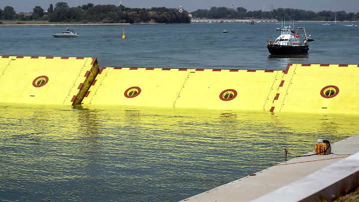ARCHIV - 10.07.2020, Italien, Venedig: Barrieren des Hochwasserschutzprojekts «Mose» ragt aus dem Wasser. Die Behörden in der italienischen Stadt Venedig erwarten wieder steigende Meeresspiegel. Für den 28.12.2020 werde Hochwasser von 130 Zentimetern über dem Normalwert vorhergesagt, die Tore des Flutschutzsystems «Mose» sollen aktiviert werden, teilte Venedigs Bürgermeister L. Brugnaro mit. (zu dpa "Venedig rechnet mit Hochwasser - «Mose» soll aktiviert werden") Foto: Claudio Furlan/LaPresse/AP/dpa +++ dpa-Bildfunk +++