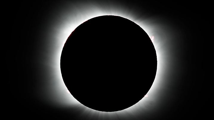 14.12.2020, Argentinien, Piedra Del Aguila: Der Mond verdeckt die Sonne während einer totalen Sonnenfinsternis. Das Himmelsspektakel begann über der Stadt Saavedra an der chilenischen Pazifikküste. Der Mondschatten zog dann in südöstlicher Richtung über Pucón in Chile nach Junín de los Andes in Argentinien und weiter über Valcheta bis Salina del Eje an der argentinischen Atlantikküste. Foto: Natacha Pisarenko/AP/dpa +++ dpa-Bildfunk +++