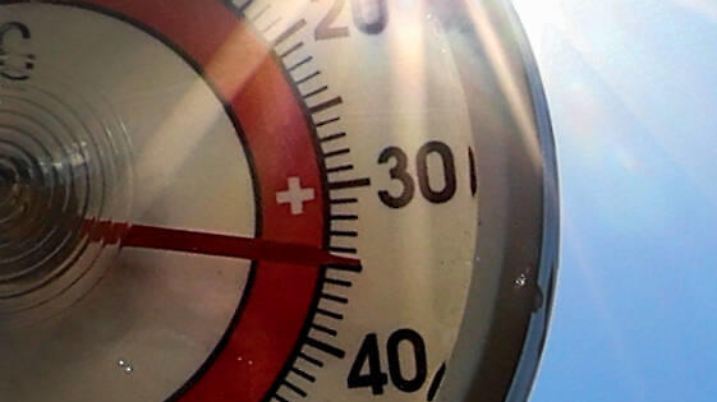  Symbolfoto, Hitze, Hitzewelle, Thermometer, Sonne, blauer Himmel, Temperaturen über 30 Grad, *** Symbol photo, heat, heat wave, thermometer, sun, blue sky, temperatures above 30 degrees,