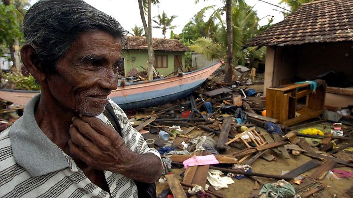 Zwei Tage nach der verheerenden Flutwelle an der Küste Sri Lankas zum indischen Ozean steht der Fischer Andru Perera vor den Überresten seines Hauses am Dienstag (28.12.2004) in der Stadt Wadduwa südlich der Hauptstadt Colombo. Foto: Peter Endig +++(c) dpa - Bildfunk+++