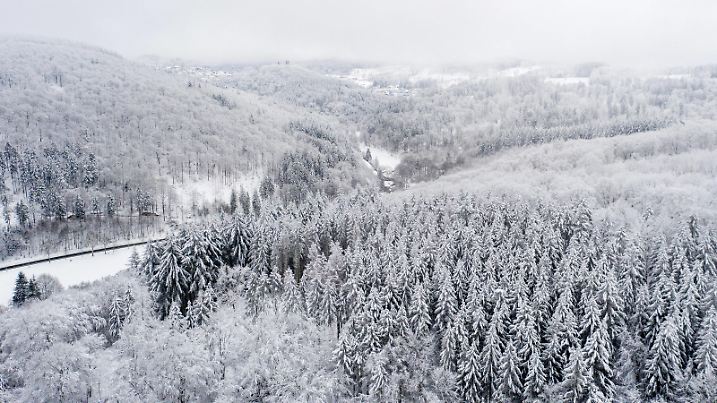 Winter im Taunus 06.01.2021, Schmitten Hessen: Winterlich und verschneit ist der Wald und die Lanschaft im Taunus. Luftaufnahme mit einer Drohne, Schmitten Deutschland *** Winter in the Taunus 06 01 2021, Schmitten Hessen Winterly and snowy is the forest and the landscape in the Taunus aerial photograph with a drone , Schmitten Germany