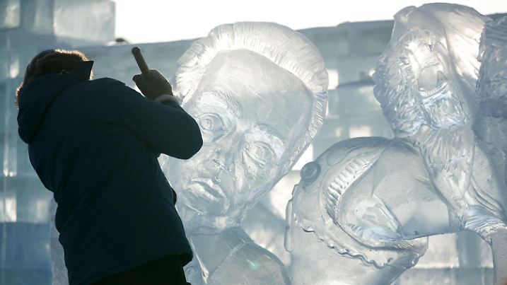 03.01.2024, China, Haerbin: Ein Teilnehmer des Wettbewerbs arbeitet an einer Eisskulptur während des 35. Internationalen Eisskulpturenwettbewerbs in der Harbin Ice-Snow World. Der dreitägige Wettbewerb wurde am 2. Januar eröffnet. Foto: Wang Jianwei/XinHua/dpa +++ dpa-Bildfunk +++