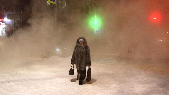 News Bilder des Tages OMSK, RUSSIA - JANUARY 13, 2021: A woman walks in a street in freezing weather of -24 degrees Celsius. Daytime temperatures have been below -20 degrees Celsius in the Omsk Region since 25 December 2020. Yevgeny Sofiychuk/TASS PUBLICATIONxINxGERxAUTxONLY TS0F4119