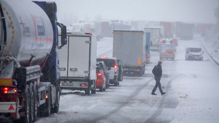 23.01.2021, Sachsen, Zwickau-Hartenstein: Stau auf der A 72 und auf den Autobahnen in Sachsen durch Schneetief Irek. Auf der Autobahn A 72 zwischen Chemnitz und Plauen ging in beiden Fahrtrichtungen am Samstagvormittag rein gar nichts mehr. Foto: Bernd März/dpa +++ dpa-Bildfunk +++