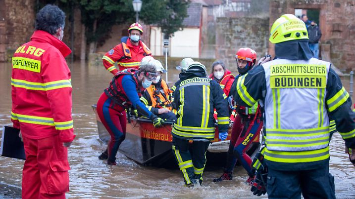 220129 Hochwasser Schweres Hochwasser nach der Schneeschmelze im Landkreis Büdingen. Land unter heißt es in und um Büdingen. In der Ortschaft Hain-Gründau sind Anwohner von den Wassermassen eingeschlossen. Der Fluss ist über die Ufer getreten hat unzählige Wohnhäuser überschwemmt. Selbst die Feuerwehr muss kapitulieren. Das Wasser steht zu hoch, der Maschinist muss wieder zurück fahren. Noch schlimmer ist die Situation in der Kreisstadt Büdingen. Unzählige Menschen sind in ihren Häusern eingeschlossen. Das DLRG ist im Einsatz um Menschen zu evakuieren. Teilweise kommen die Retter nur noch mit Booten voran on tape. Autos schwimmen in den Wassermassen. Die Altstadt von Büdingen komplett überflutet. Mit Motorbooten werden Men