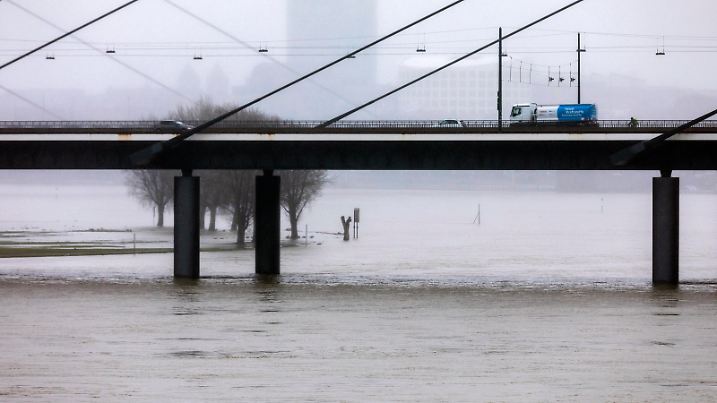 Hochwasser am Rhein in Düsseldorf, Blick auf die Rheinkniebrücke *** High water on the Rhine in Düsseldorf, view of the Rheinknie Bridge