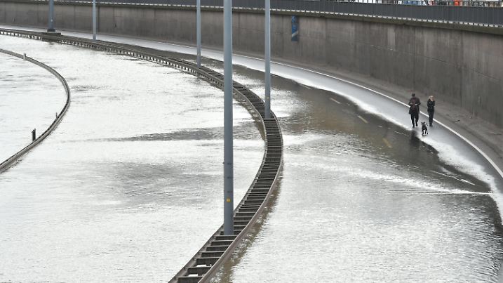 Die Stadtautobahn A620 ist in der Nacht auf Dienstag 04.02.2020 zwischen der Luisenbrücke und der Bismarckbrücke in Saarbrücken wegen Hochwasser in beide Richtungen gesperrt worden. Die Saar ist aufgrund starker Regenfälle in den letzten Tagen über die Ufer getreten und hat die Fahrbahn überschwemmt. *** The A620 urban motorway was closed in the night of Tuesday 04 02 2020 between the Luisenbrücke and the Bismarckbrücke in Saarbrücken due to flooding in both directions The Saar has overflowed its banks due to heavy rainfall in recent days and flooded the roadway bub