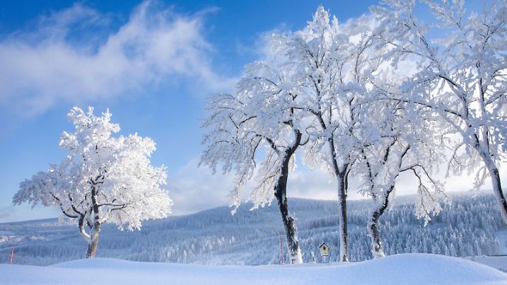 220212 Winter. Was für ein Wintermärchen nach einer chaotischen Wetterwoche in Deutschland. Anfang der Woche gab es erst ein Schneechaos, bis heute hatte man mit den Folgen der intensiven Schneefälle noch zu kämpfen. Danach folgte die eisige Kälte mit all seinen Facetten und nun steht ein tiefwinterlich, kaiserliches Winterwochenende bevor. Dabei wird es heute Nacht noch einmal richtig kalt. Tiefstwerte von unter 20 C sind möglich. Dafür werden wir Samstag und Sonntag von Kaiserwetter verwöhnt. Den Anfang machte am Freitag das Erzgebirge. Auf dem Fichtelberg gab es tiefverschneites und eisiges Winterwetter. Bei 15 C gab es sogar Polarschnee. Die Landschaft ist auf dem Fichtelberg mit meterhohem Schnee bedeckt. Auch einig 