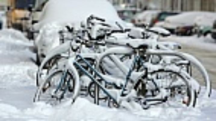 Eingeschneite Fahrräder stehen am Dienstag (06.01.2009) in Leipzig. In Ostdeutschland ist es am Dienstagmorgen so kalt wie seit 22 Jahren nicht mehr gewesen. Das Thermometer zeigte nach Messungen des Wetterdienstes meteomedia verbreitet um die minus 20 Grad an. Damit herrschten Temperaturen wie im Tiefkühlschrank. Der Kältepol Deutschlands lag nördlich von Leipzig: In Delitzsch (Nordsachsen) war es um 7.00 Uhr minus 26 Grad kalt. Das schottische Hoch "Angelika" ist für strahlenden Sonnenschein und klirrende Kälte verantwortlich. Foto: Jan Woitas dpa/lsn +++(c) dpa - Bildfunk+++